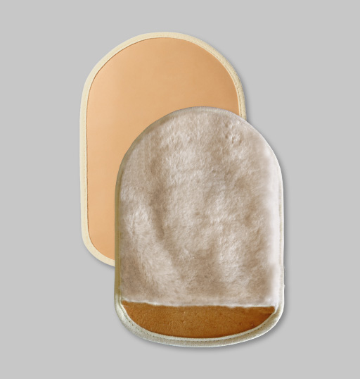 Polierhandschuh aus weichem Lammfell für die Lederpflege.