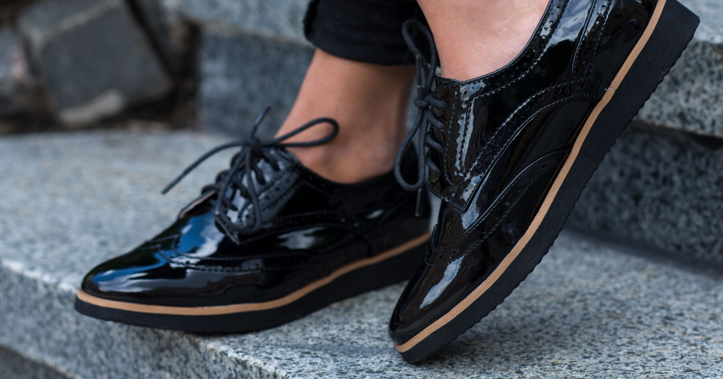 wear patent leather shoes