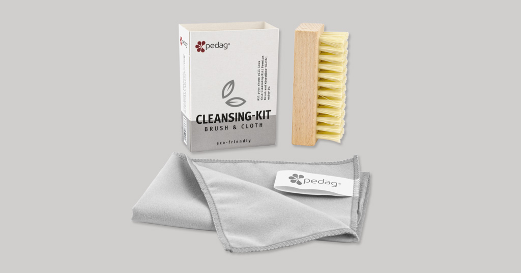 eco-firendly Cleansing Kit mit flusenfreiem Tuch und robuster Bürste.
