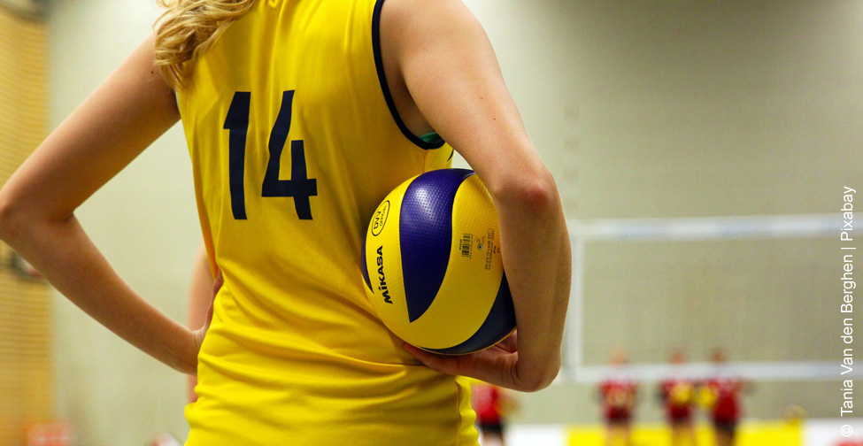 Volleyball-Spielerin-mit-Ball_975-504