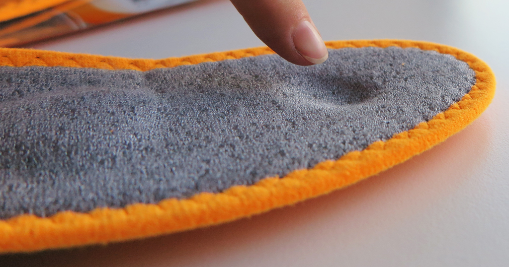 Finger presses into the Sneaker Magic Step sole, which gives way thanks to Memory Foam